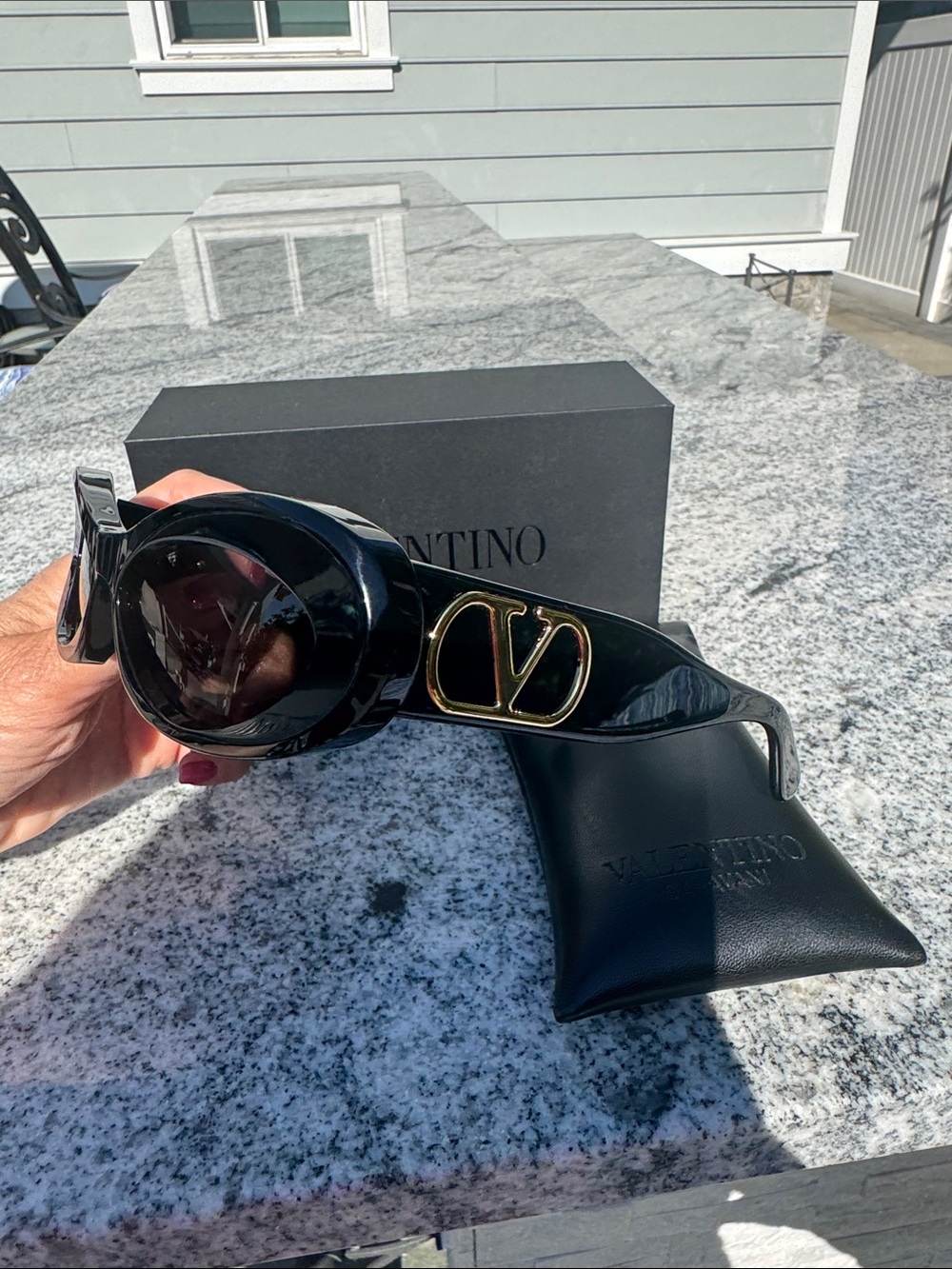 Valentino sunglasses Black with gold WITH FULL PACKAGE Model: VLS-178A - Picture 5 of 8